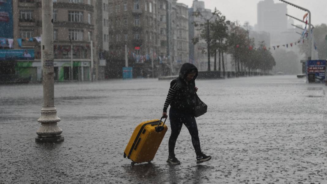 İstanbul'da sağanak sele dönüştü: İstinat duvarı çöktü, yollar göle döndü... 16